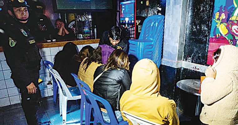 Desbaratan banda que explotaba a mujeres