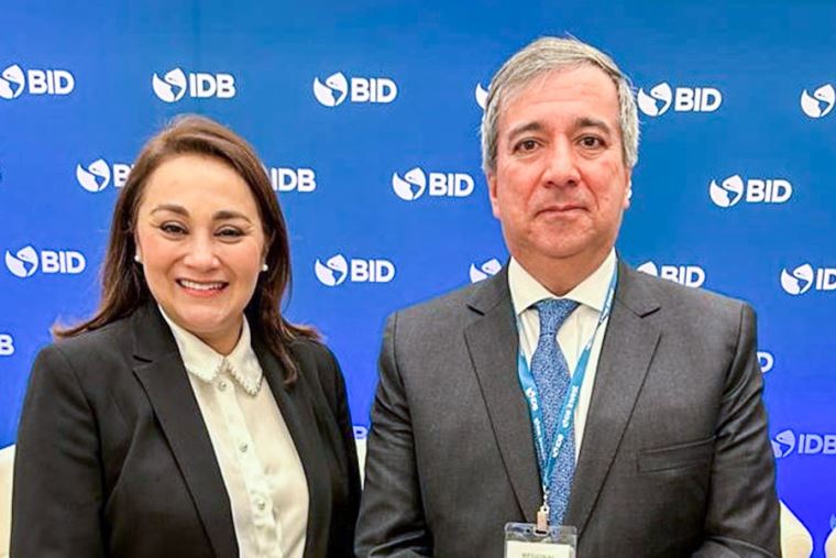 Ministro Pérez Reyes y autoridad del BID