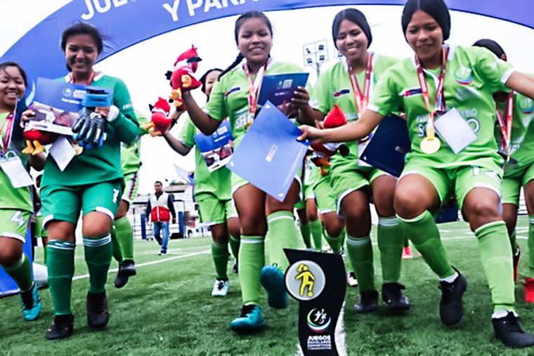 Equipo shipibokonibo de fútbol femenino campeonó en torneo de pueblos